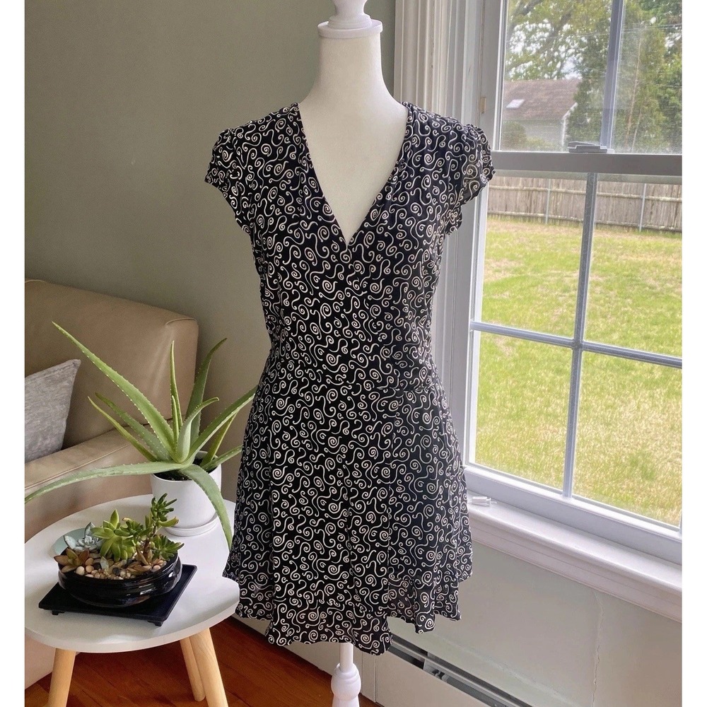 Black & White Swirl Print V-Neck Dress